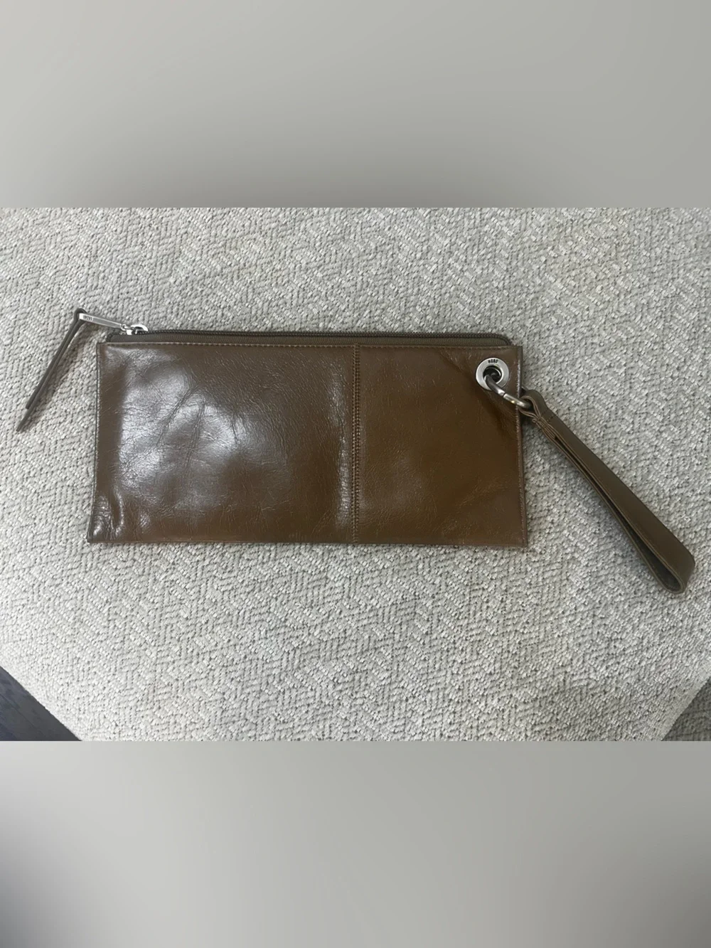 HOBO Vida Wristlet In Polished Leather - Truffle